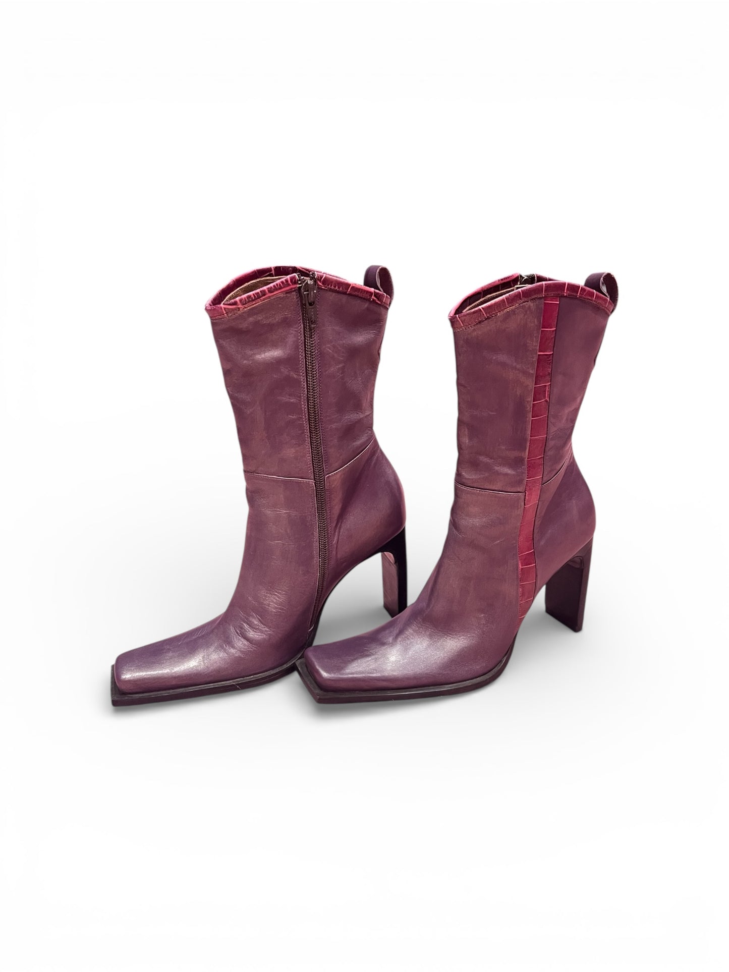 Y2K Italian boots in size 7