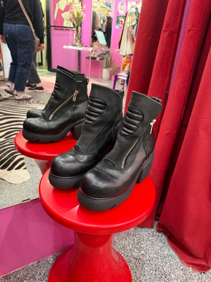 Iconic DESTROY boots in Size: 39
