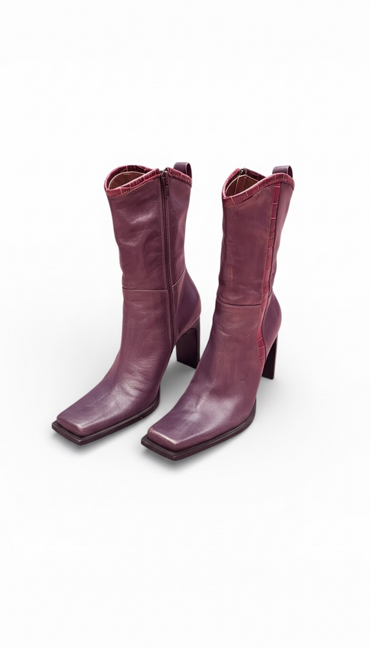 Y2K Italian boots in size 7