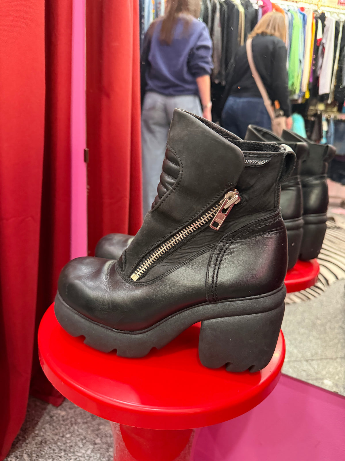 Iconic DESTROY boots in Size: 39